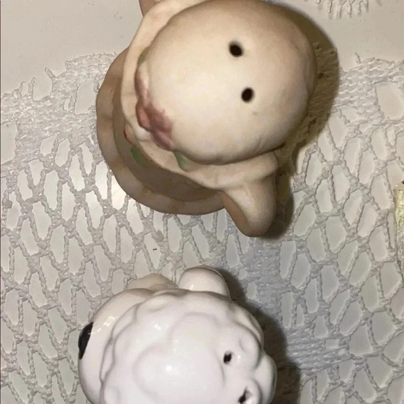 Vintage porcelain salt  and pepper shakers, hand painted, kitchen decor - Picture 4 of 4